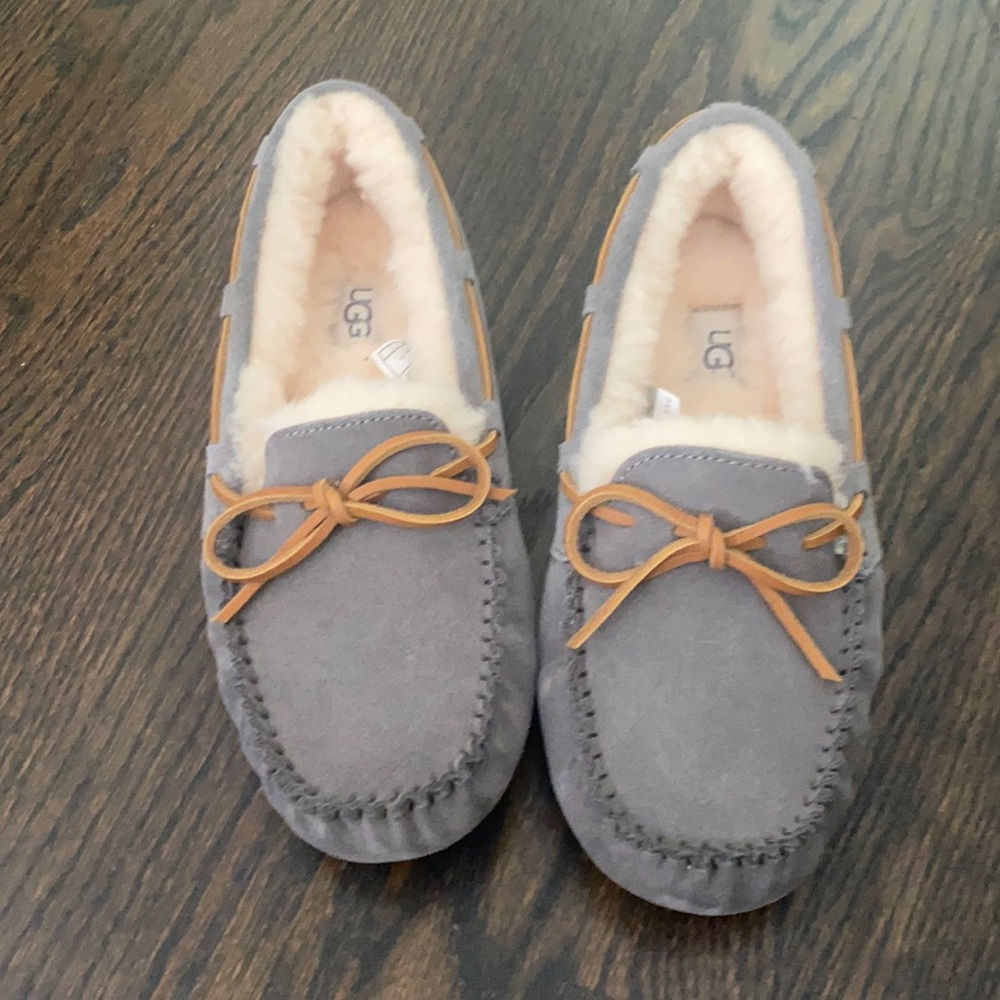Women’s size 7 UGG never worn Dakota Slipper
